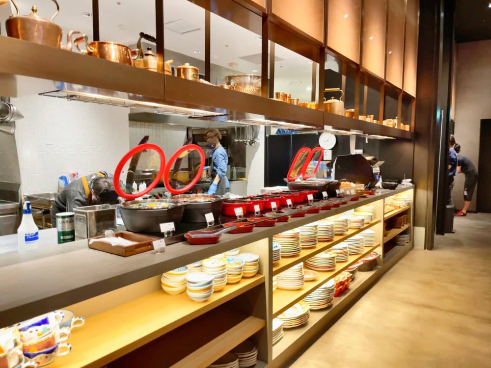 アロフト大阪堂島宿泊記・THE WAREHOUSEの店内・朝食カウンター全景