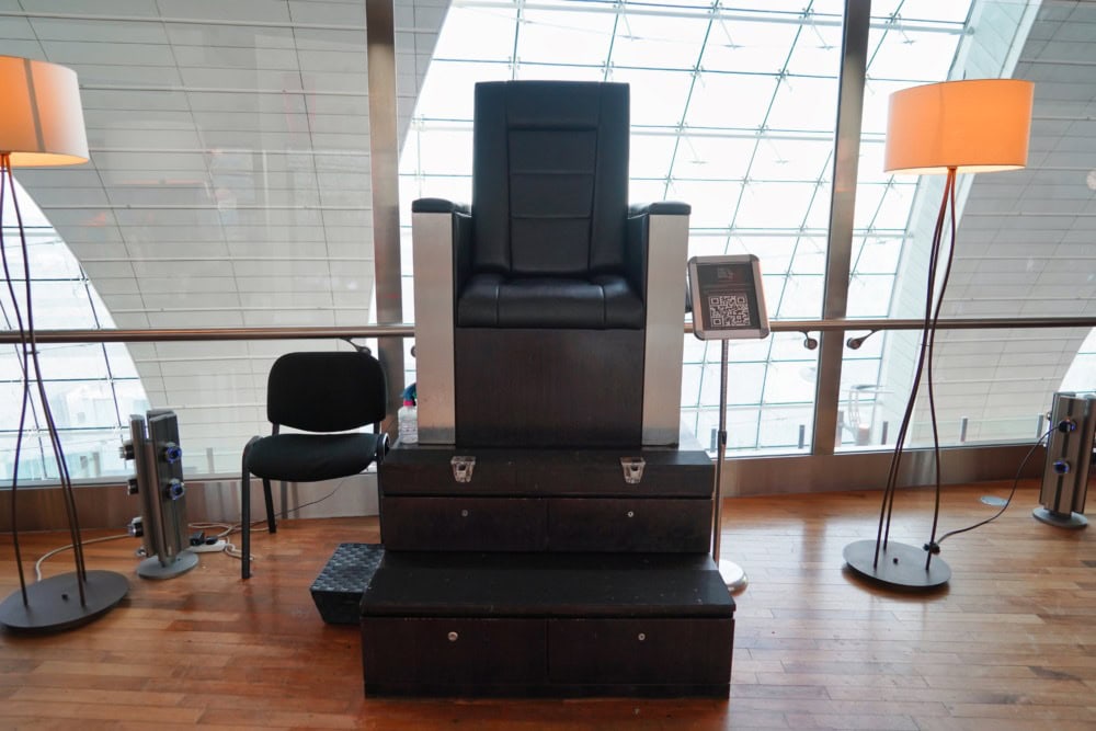 エミレーツ航空コンコースBファーストクラスラウンジ訪問記・靴磨き機