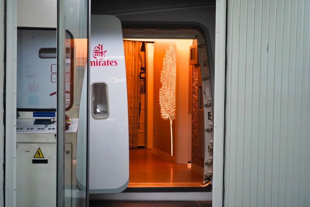 エミレーツ航空B777新型ファーストクラス搭乗記・ドバイ国際空港・ボーディングブリッジから見た機内