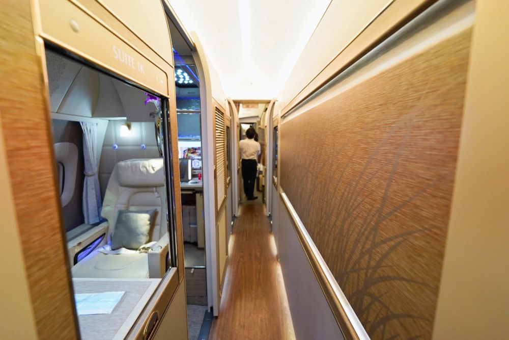 エミレーツ航空B777新型ファーストクラス搭乗記・ドバイ国際空港・1K