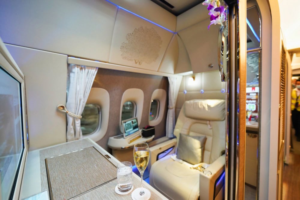エミレーツ航空B777-300ER新型ファーストクラス搭乗記・肘掛けのリクライニングボタンエミレーツ航空B 777-300ER新型ファーストクラス搭乗記・ウェルカムドリンク