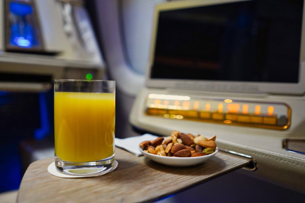エミレーツ航空B777-300ER新型ファーストクラス搭乗記・肘掛けのリクライニングボタンエミレーツ航空B 777-300ER新型ファーストクラス搭乗記・ドリンク