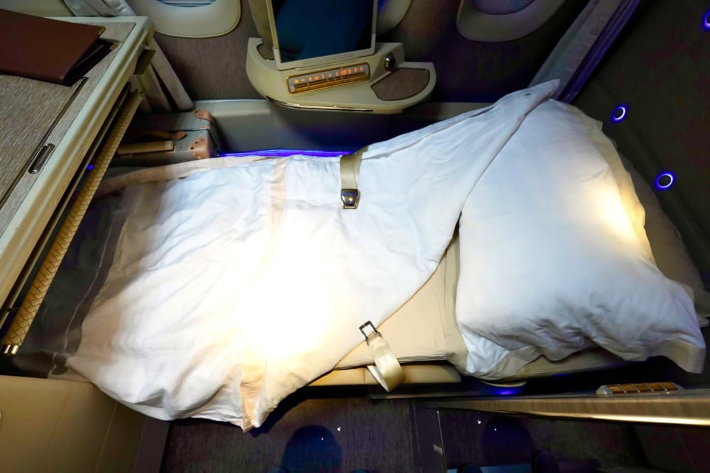エミレーツ航空B777-300ER新型ファーストクラス搭乗記・肘掛けのリクライニングボタンエミレーツ航空B 777-300ER新型ファーストクラス搭乗記・ベッドモード