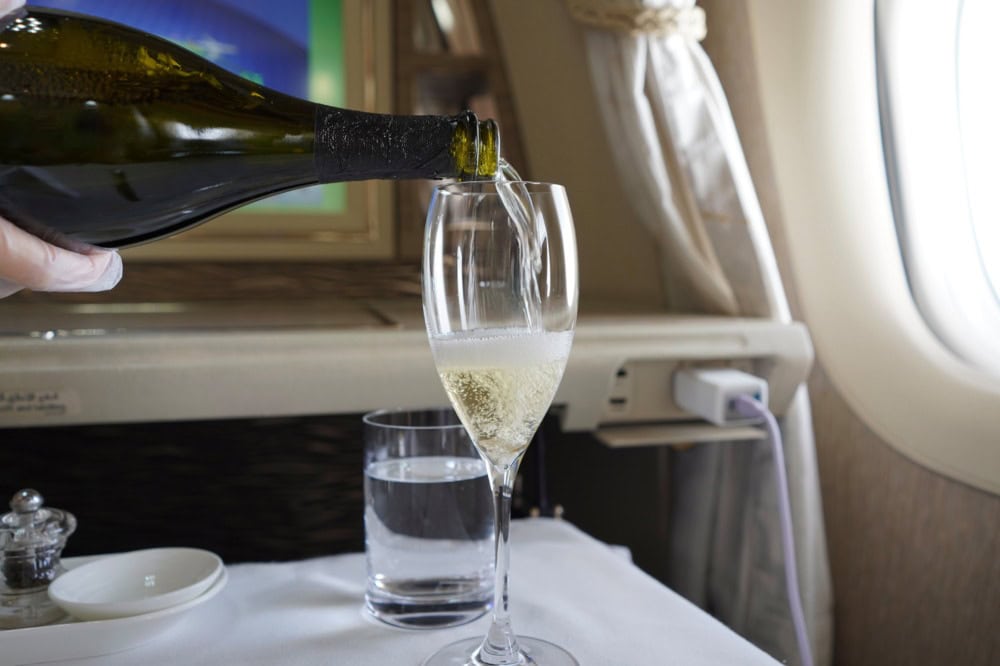 エミレーツ航空B777-300ER新型ファーストクラス搭乗記・肘掛けのリクライニングボタンエミレーツ航空B 777-300ER新型ファーストクラス搭乗記・最後の機内食・シャンパンを注いでいただく