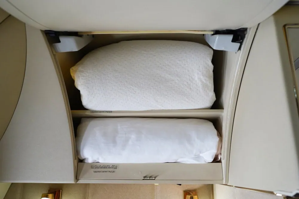 エミレーツ航空B777新型ファーストクラス搭乗記・収納