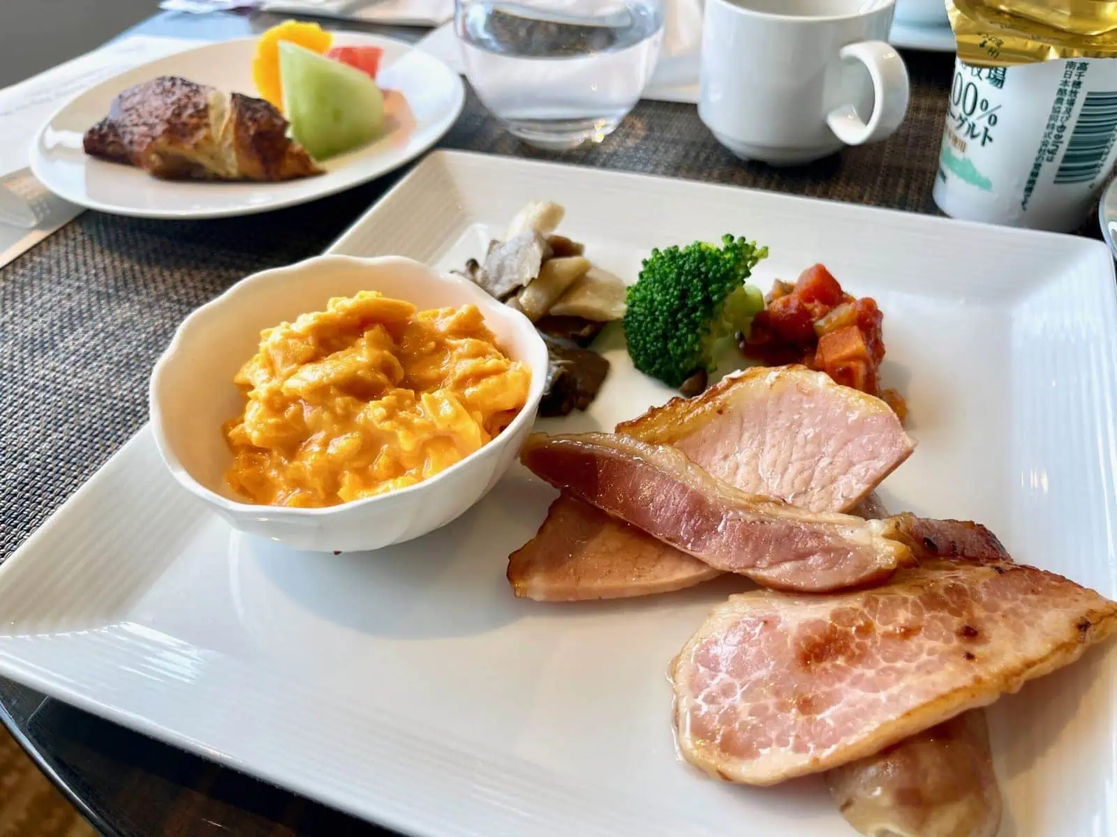 シェラトングランデオーシャンリゾート・クラブラウンジ・ラウンジ・ダイニングエリア・朝食ブッフェ・朝食プレート