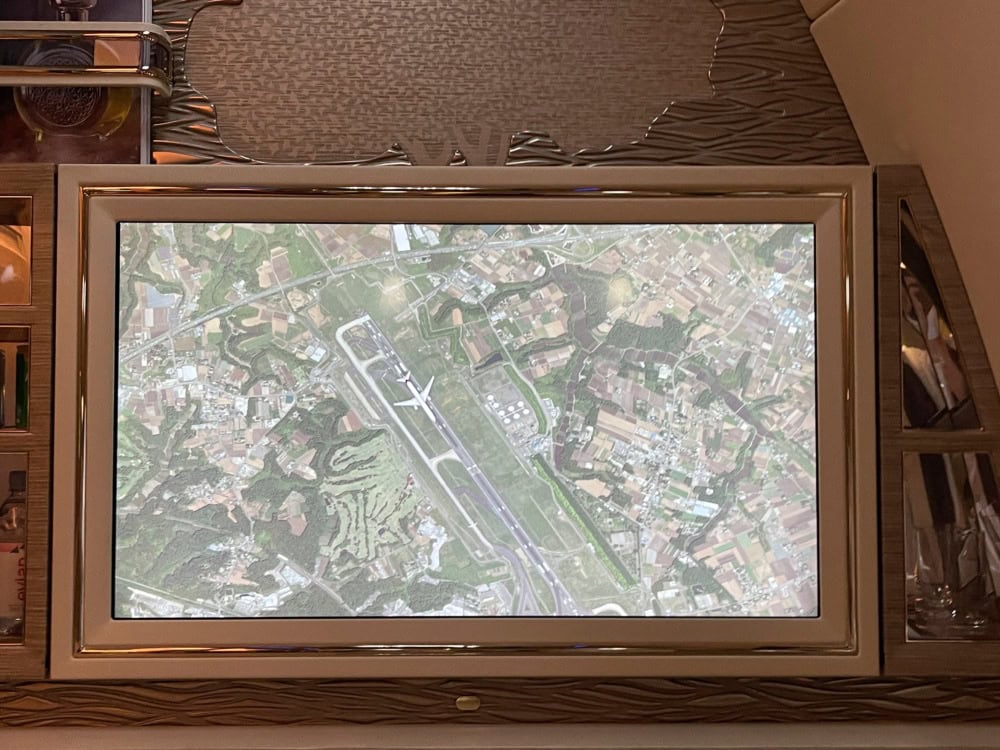 エミレーツ航空B777-300ER新型ファーストクラス搭乗記・肘掛けのリクライニングボタンエミレーツ航空B 777-300ER新型ファーストクラス搭乗記・成田に着陸