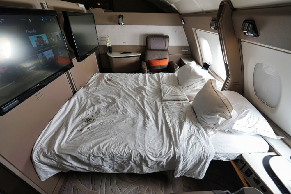 シンガポール航空スイート搭乗記・ダブルベッドが完成