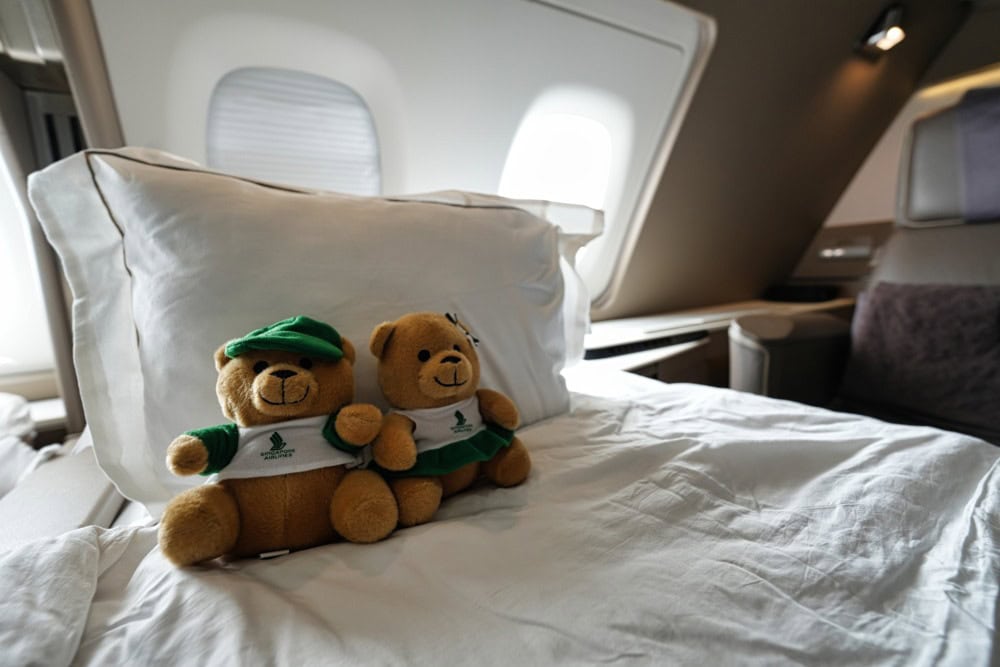 シンガポール航空スイート搭乗記・ダブルベッドにクマちゃんのぬいぐるみ