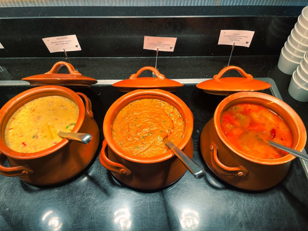 JWマリオット・ホテル・ニューデリー・エアロシティホテル・エグゼクティブラウンジの朝食カウンター・カレー