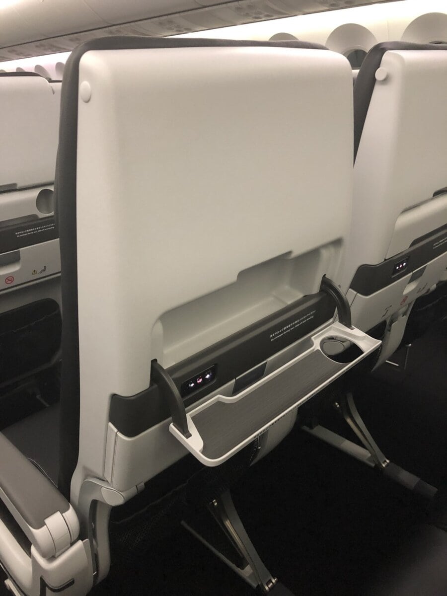 ZIPAIRフルフラットシート搭乗記/スタンダード席のタブレット置き場