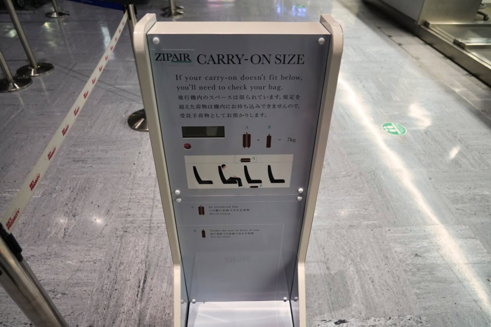 ZIPAIRフルフラットシート搭乗記/成田空港第1ターミナル/チェックインカウンター・荷物用はかり