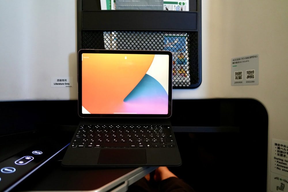 ZIPAIRフルフラットシート搭乗記/メインテーブルにipadを設置