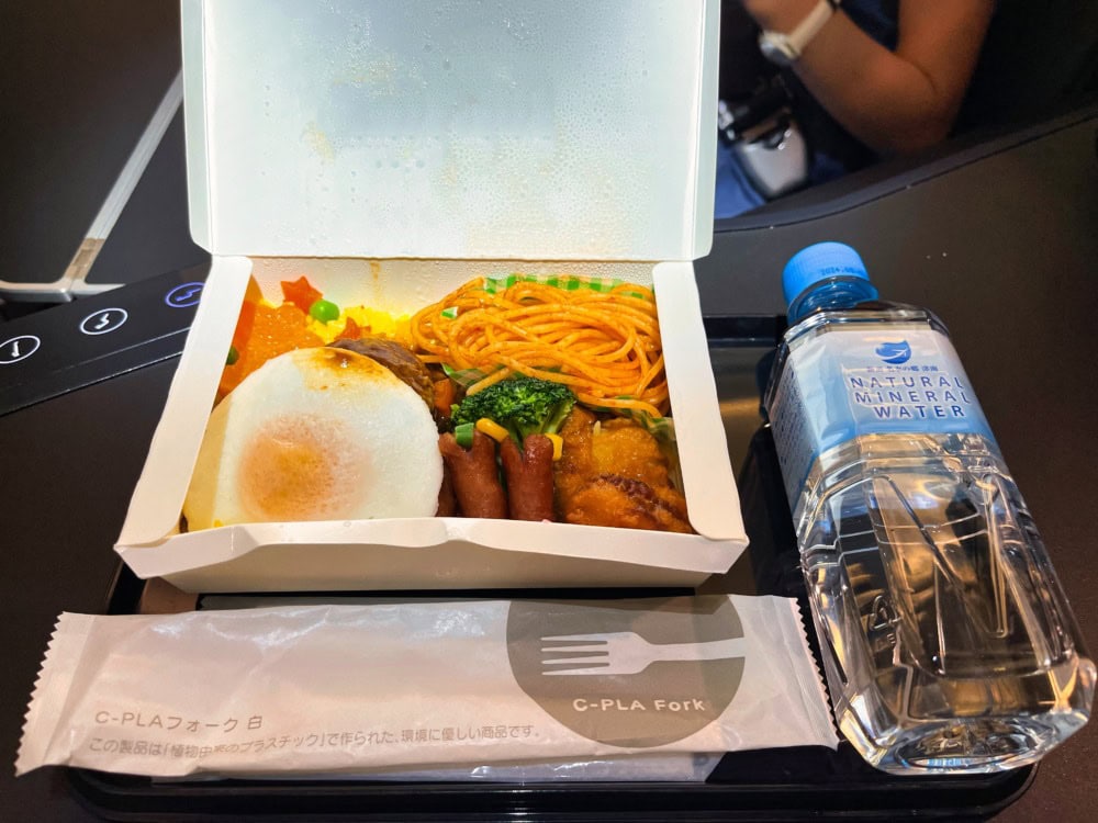 ZIPAIRフルフラットシート搭乗記/機内食・キッズロコモコ