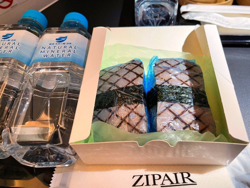 ZIPAIRフルフラットシート搭乗記/機内食・ポークおむすび