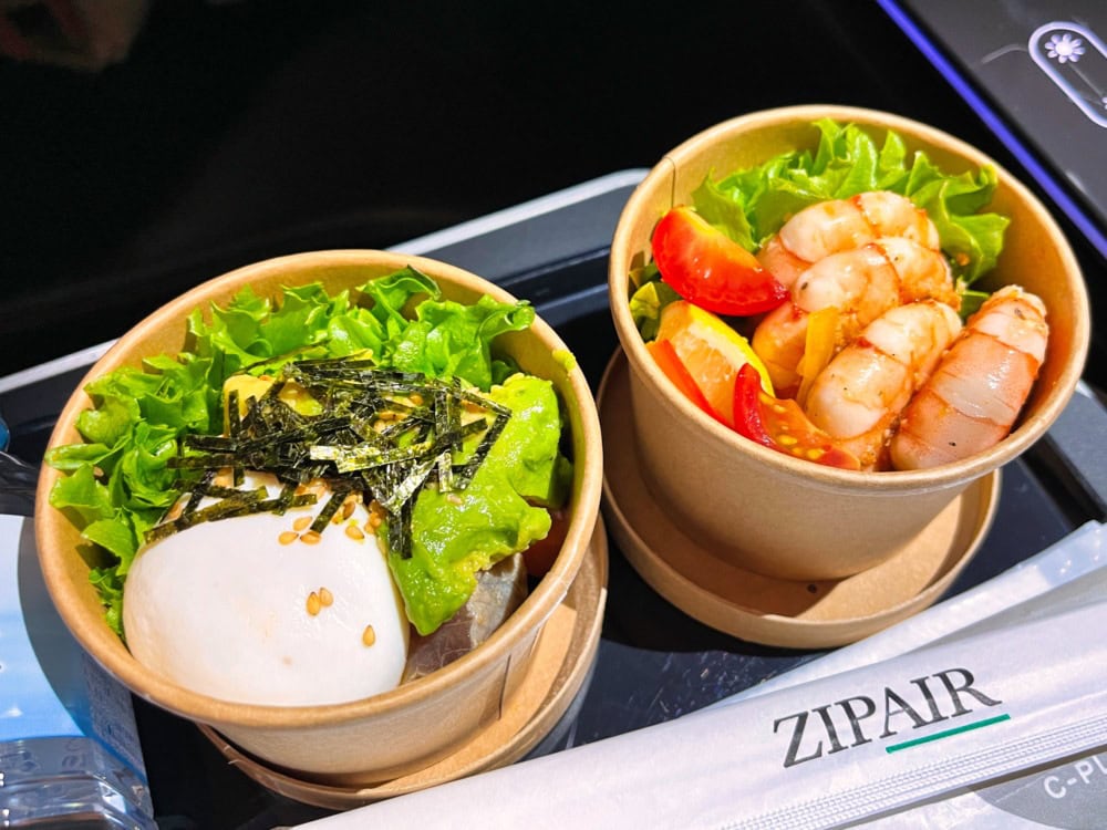 ZIPAIRフルフラットシート搭乗記/機内食・ポケとガーリックシュリンプ