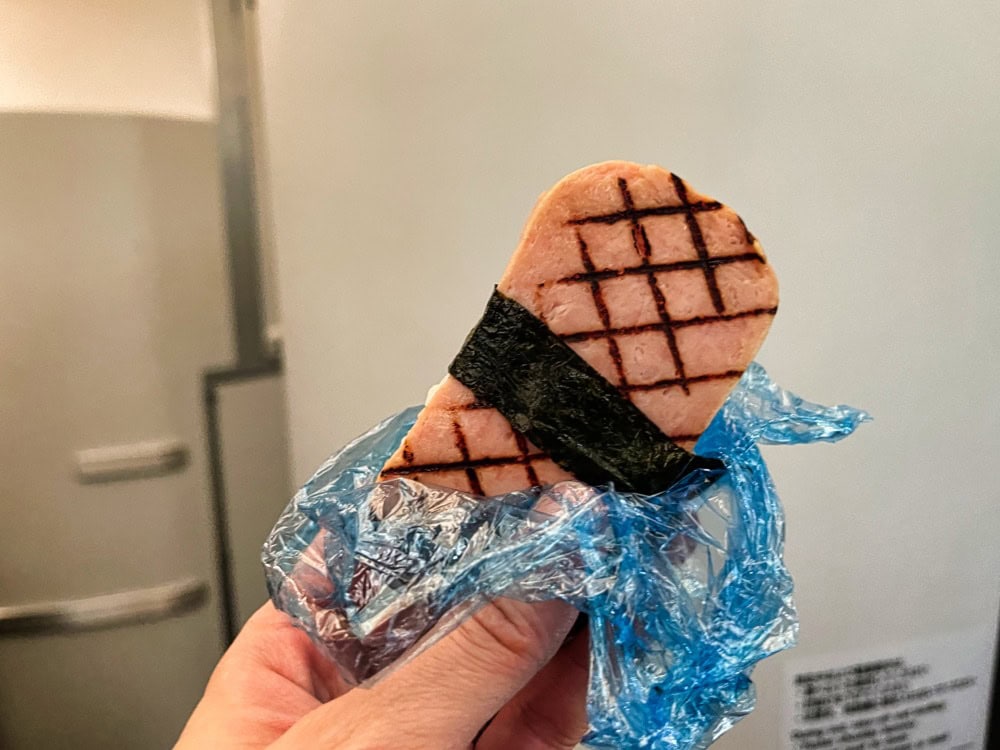 ZIPAIRフルフラットシート搭乗記/機内食・ポークおむすびを取り出したところ