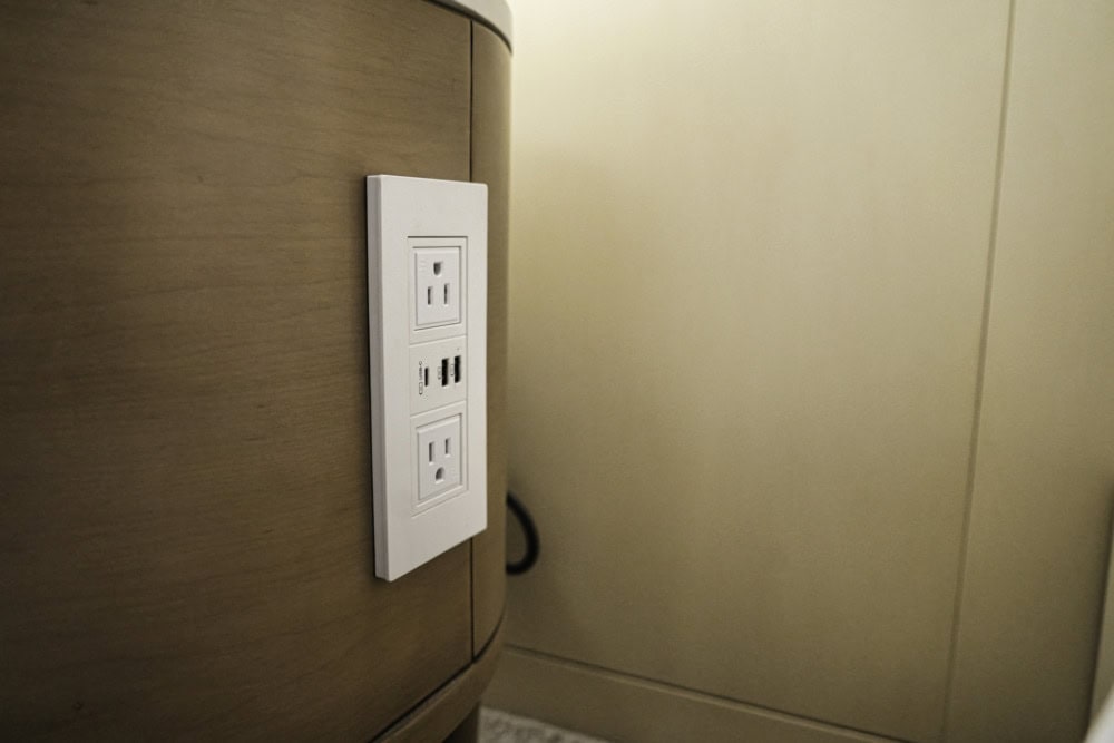 シェラトンワイキキ宿泊記・ベッドサイドの電源