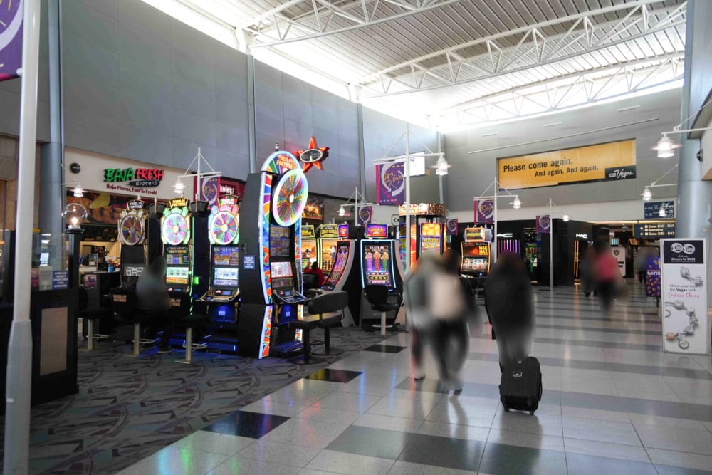ユナイテッド航空搭乗記・ラスベガス発サンフランシスコ行き・コンコースDのスロットマシーン