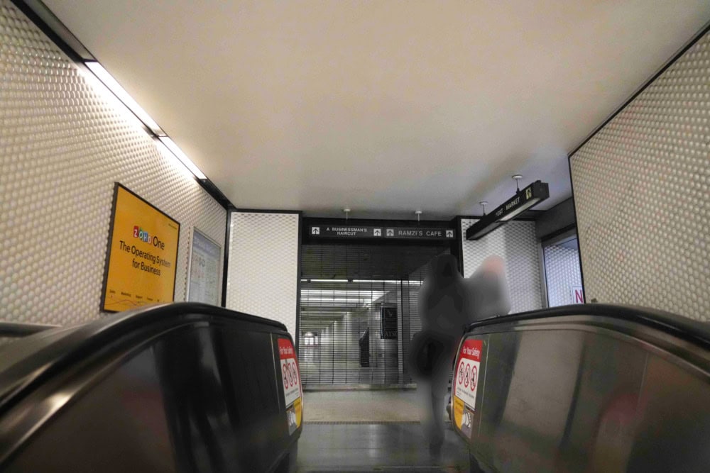 ザ・パレスホテル宿泊記・アクセス・駅のエスカレーター 
