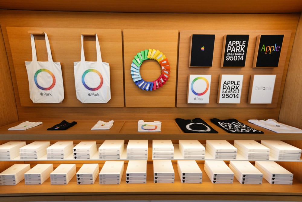 アップルパーク・ビジターセンター・アップルストア・オリジナルグッズ商品陳列棚