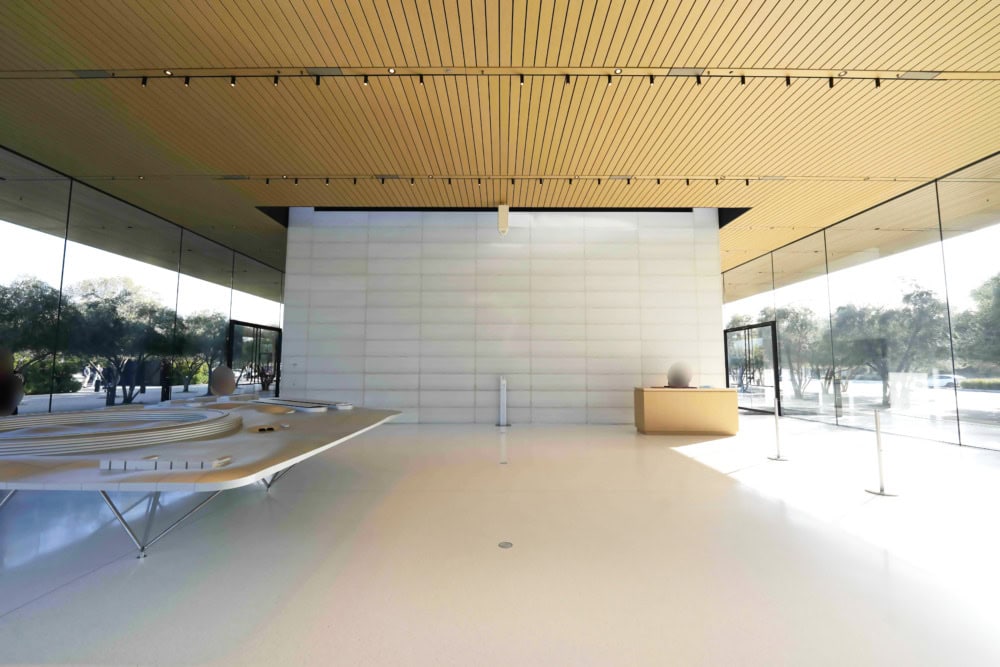 アップルパーク・ビジターセンター・エキシビションコーナーの全景