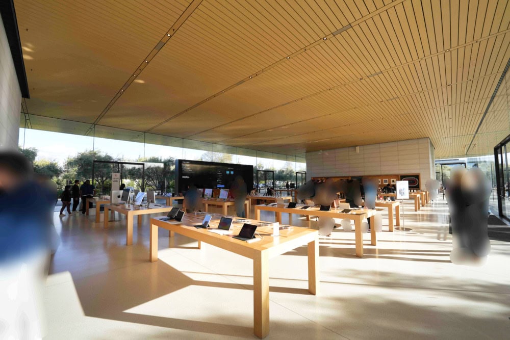 アップルパーク・ビジターセンター・アップルストア・商品陳列