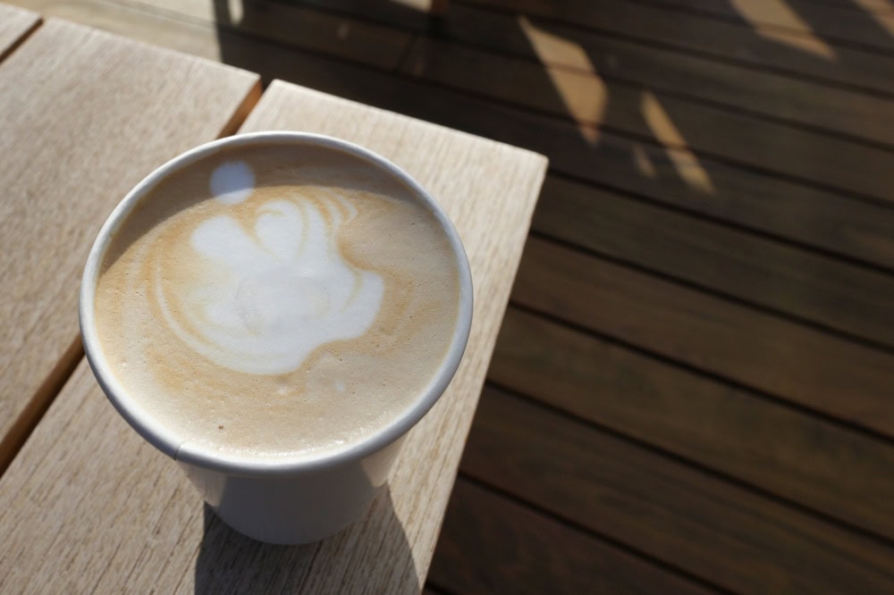 アップルパーク・ビジターセンター・ルーフテラスでカフェラテを飲む