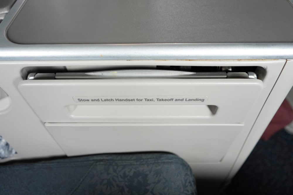 ガルーダインドネシア航空ビジネスクラス搭乗記・テーブル