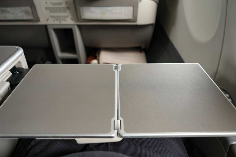 ガルーダインドネシア航空ビジネスクラス搭乗記・テーブルを広げたところ 