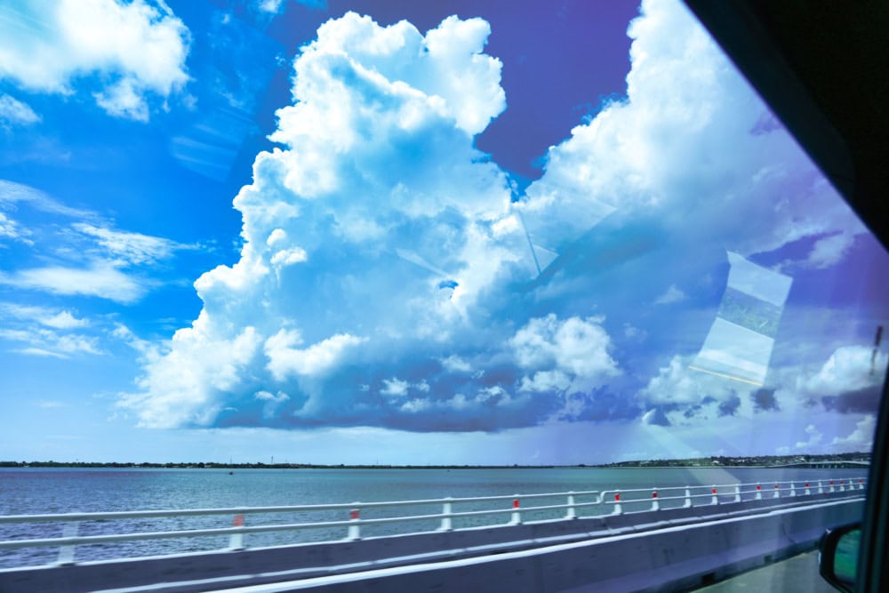 リッツカールトンバリ宿泊記・高速道路から見えた夏空