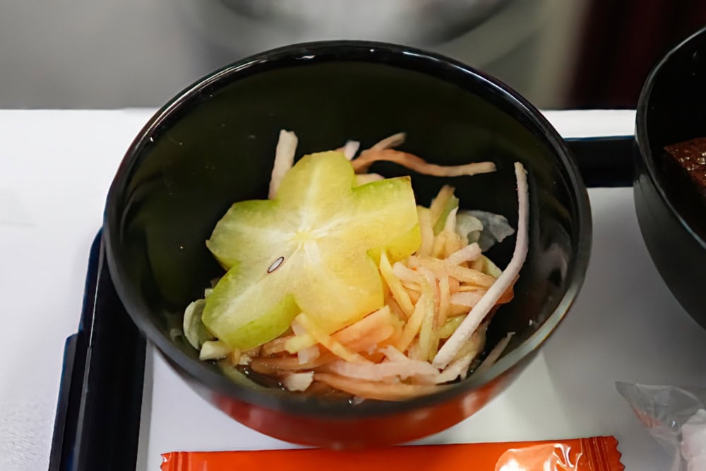 ガルーダインドネシア航空ビジネスクラス搭乗記・機内食メイン・サラダ