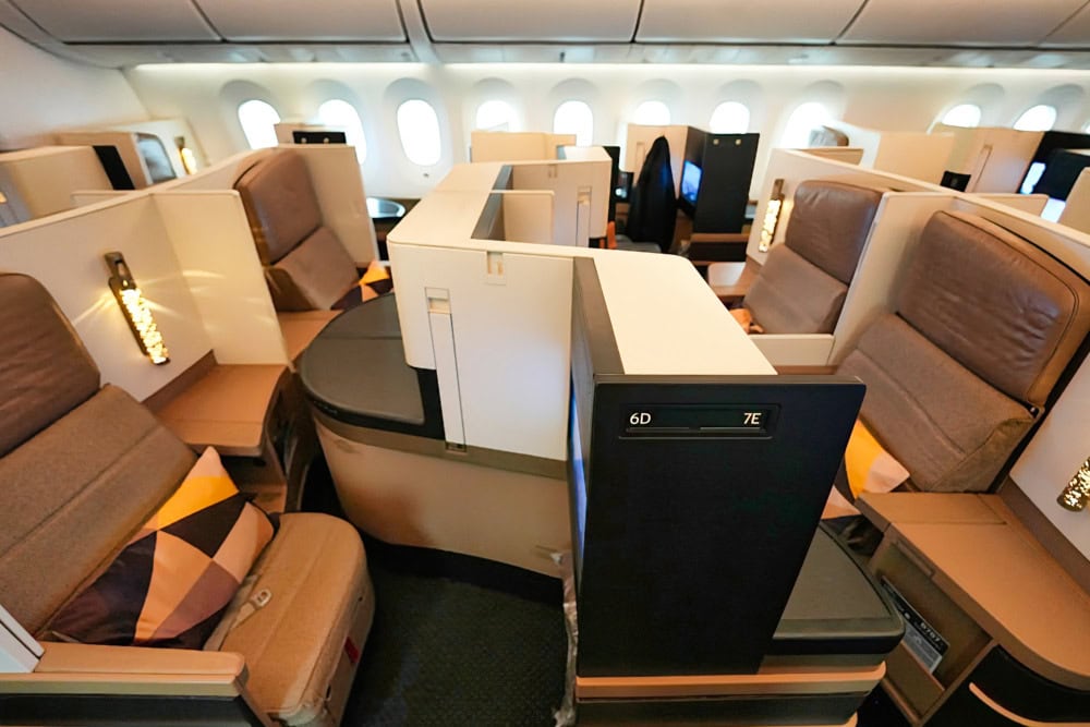エティハド航空ビジネスクラス搭乗記・ビジネスクラスキャビンは前後席混合