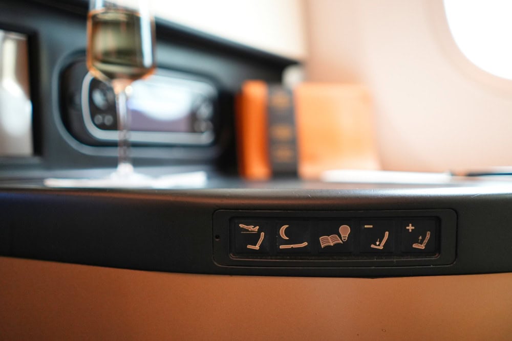 エティハド航空ビジネスクラス搭乗記・シート機能