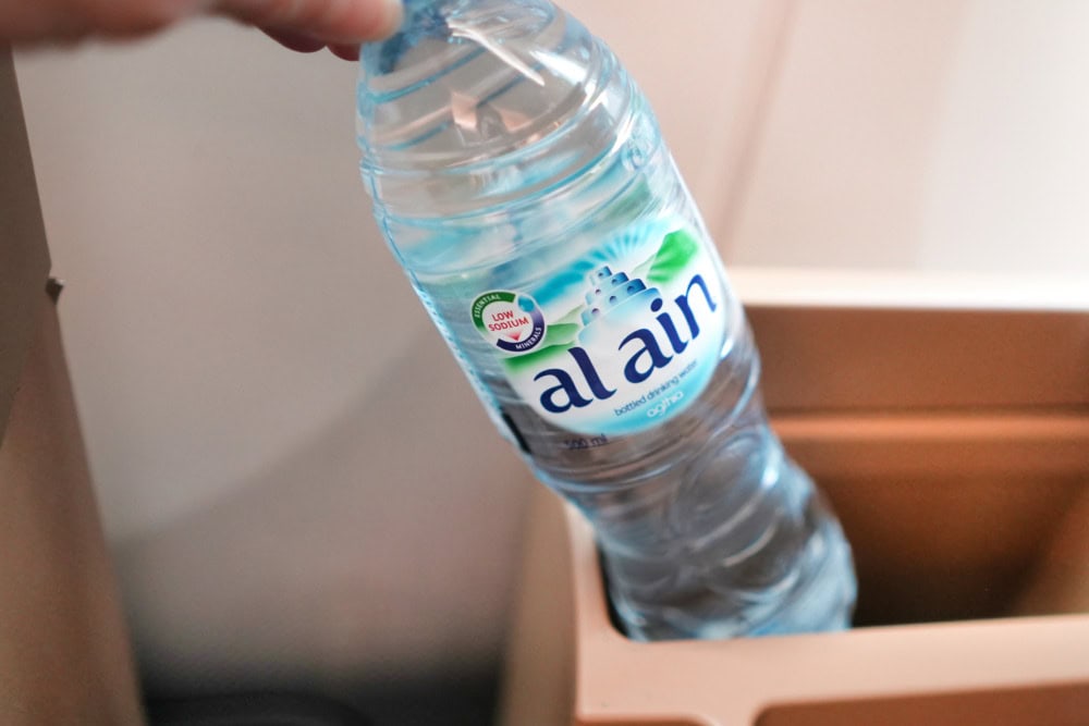 エティハド航空ビジネスクラス搭乗記・収納ボックスの中の水