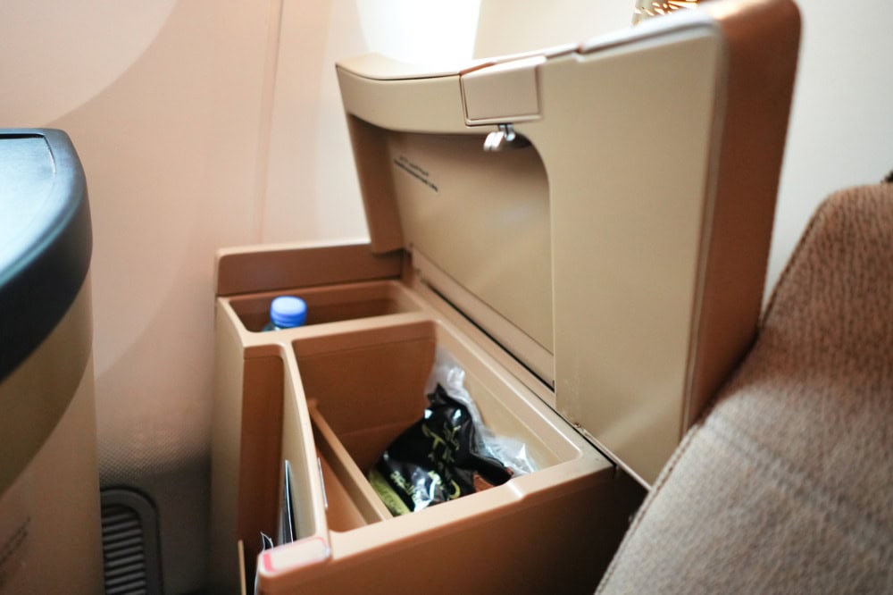 エティハド航空ビジネスクラス搭乗記・収納ボックス