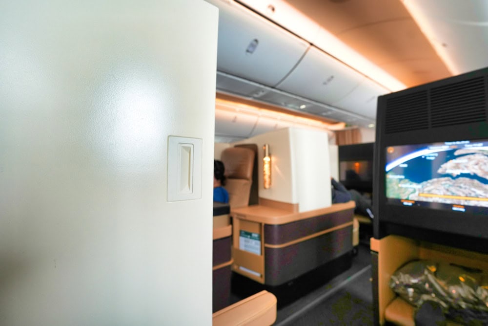 エティハド航空ビジネスクラス搭乗記・後ろ向き席の視界・パーテーションを閉めたところ