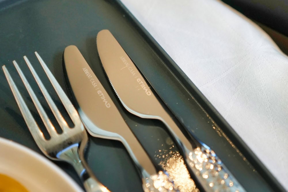 エティハド航空ビジネスクラス搭乗記・機内食・食器はアルマーニ