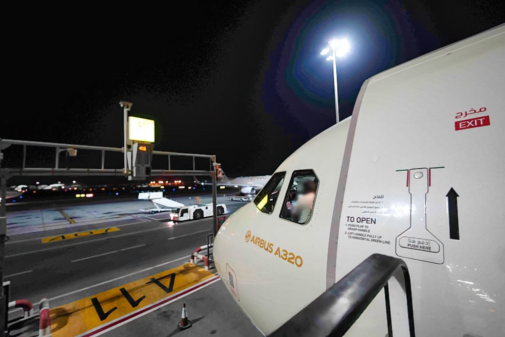 エティハド航空ビジネスクラス搭乗記・アブダビ空港・飛行機の機首