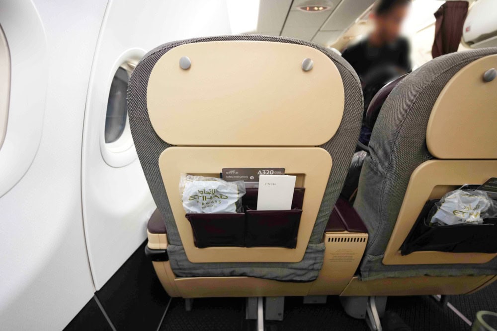 エティハド航空ビジネスクラス搭乗記・アブダビ空港・ビジネスクラスキャビン・シートの正面
