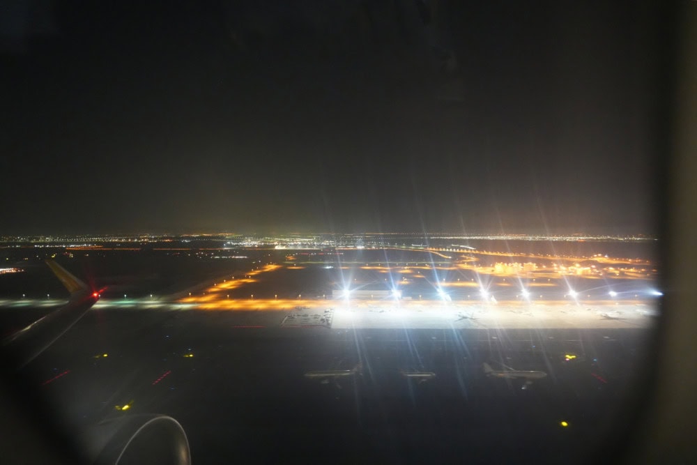 エティハド航空ビジネスクラス搭乗記・アブダビ空港・滑走路