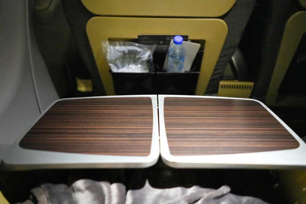 エティハド航空ビジネスクラス搭乗記・アブダビ空港・テーブルを広げたところ