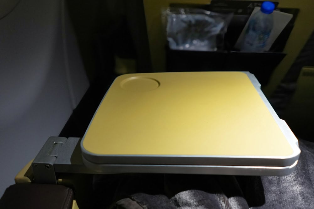 エティハド航空ビジネスクラス搭乗記・アブダビ空港・テーブル