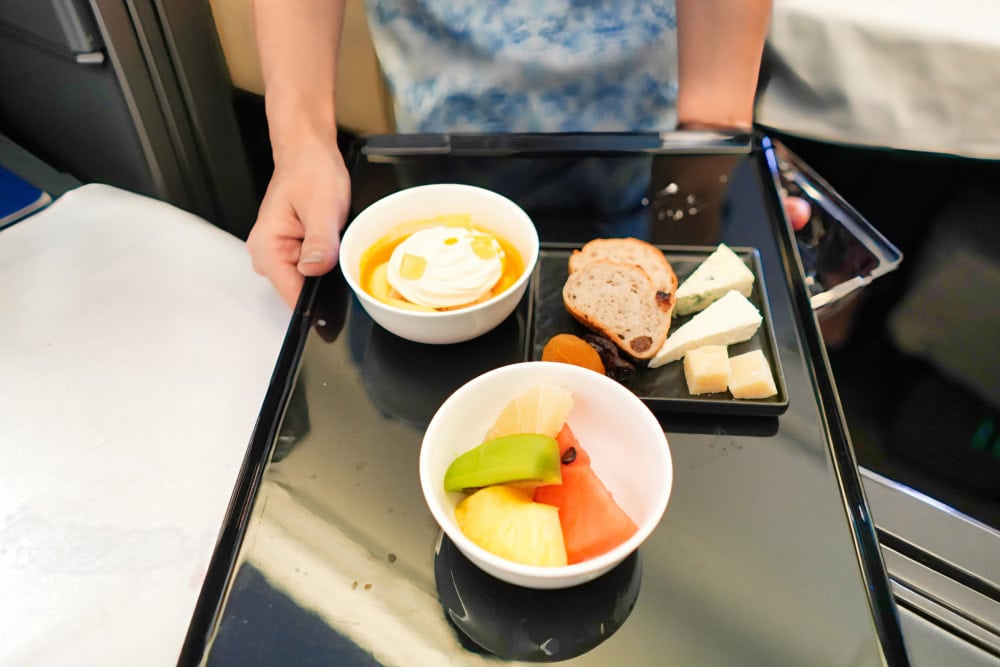 ANAビジネスクラス「THE ROOM」搭乗記・機内食・デザート
