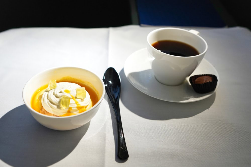 ANAビジネスクラス「THE ROOM」搭乗記・機内食・デザートとコーヒー