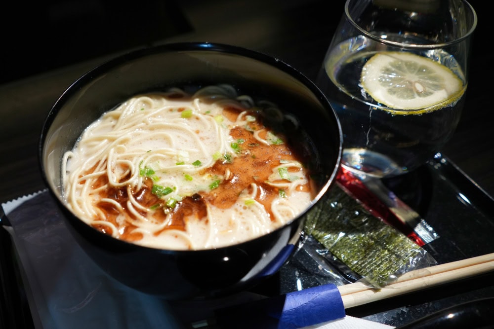 ANAビジネスクラス「THE ROOM」搭乗記・「一風堂プラントベースラーメン～プラとん（Pla-ton）～」接写