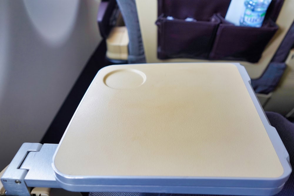 エティハド航空ビジネスクラス搭乗記・テーブルを引き出す