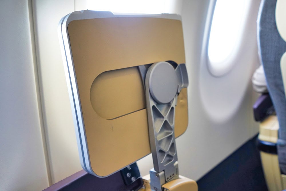 エティハド航空ビジネスクラス搭乗記・テーブルを引き出したところ