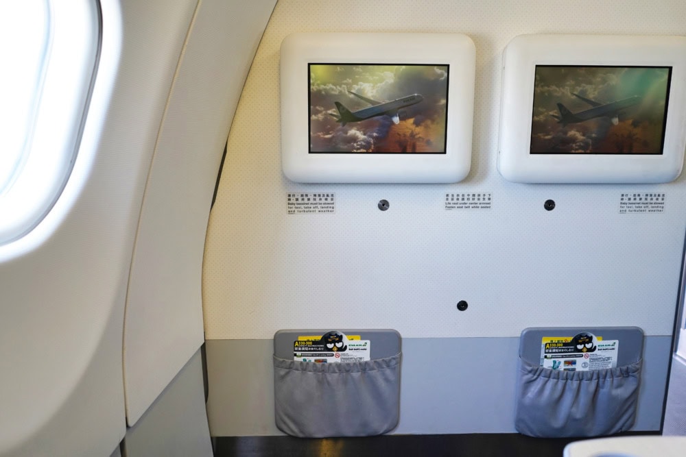 エバー航空ビジネスクラス搭乗記・正面壁にかかったモニター