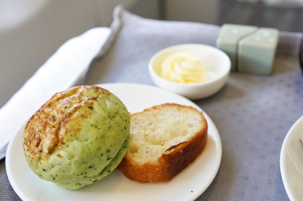 エバー航空ビジネスクラス搭乗記・ホカホカのパン